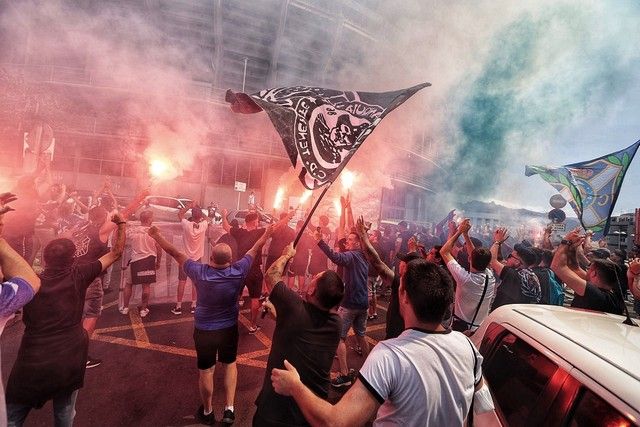 Aliento de la afición a la plantilla del CD Tenerife en el Heliodoro antes del partido ante el Girona