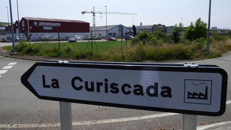 Entrada al polígono de La Curiscada, Tineo.