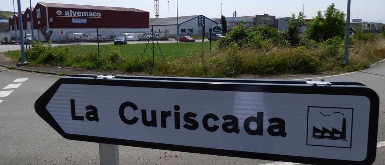 Entrada al polígono de La Curiscada, Tineo.