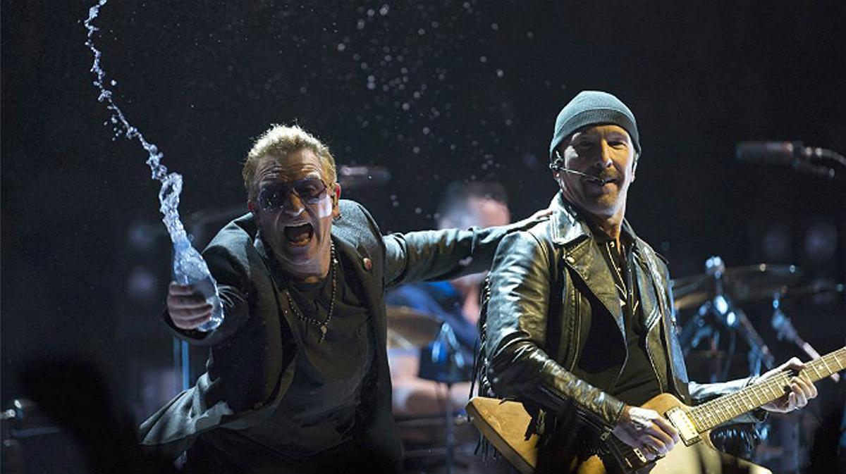 Moment de la caiguda del guitarrista The Edge durant el concert d’U2.