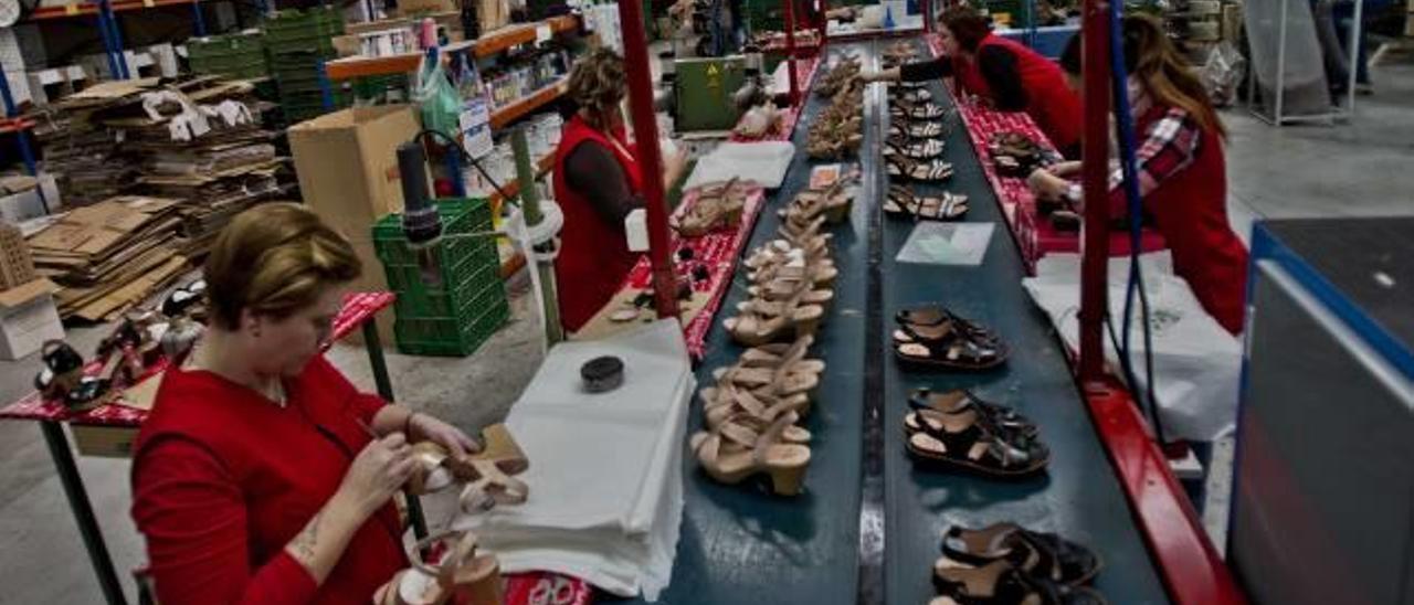 Una empresa de la industria zapatera de la ciudad de Elche, capital del calzado de la provincia, con trabajadores en plena producción.