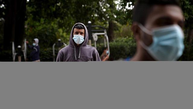 Menores migrantes en un parque de Ceuta.