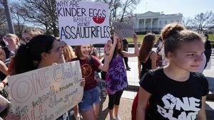 Cientos de estudiantes de institutos de Columbia, Maryland y Virginia, concentrados frente a la Casa Blanca por un mayor control de las armas, en Washington, el 21 de febrero.
