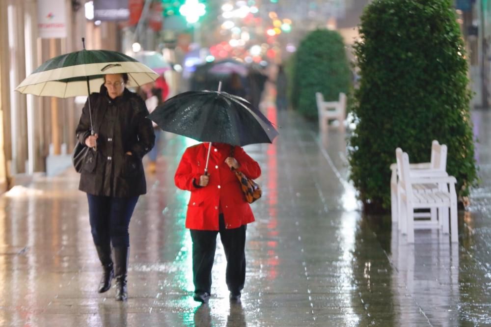 La lluvia, en el centro de Vigo // J. Lores