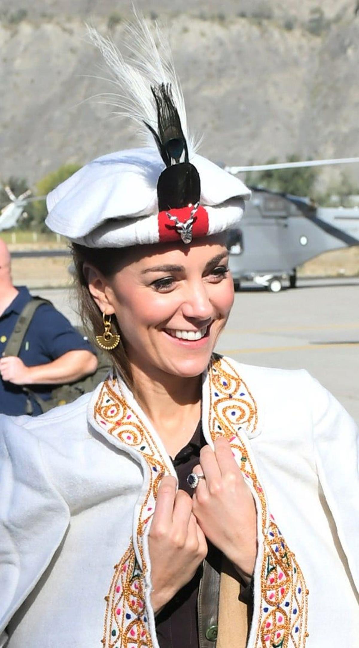 La duquesa de Cambridge completó su último look con un sombrero tradicional