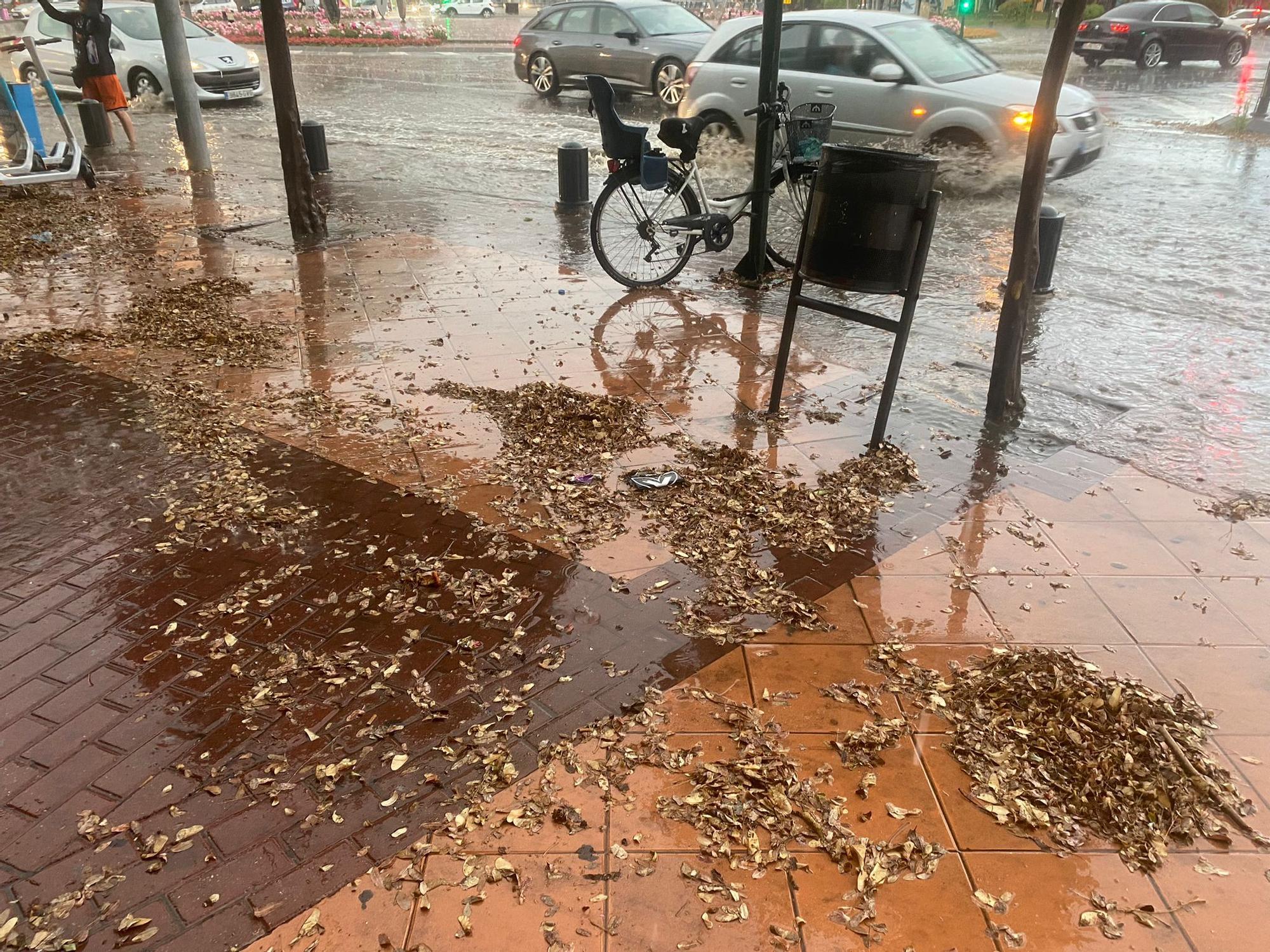 Una tromba de agua pilla por sorpresa a los murcianos.