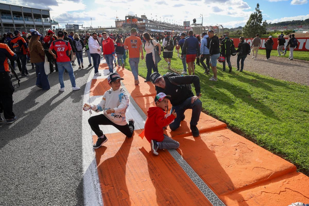 Miles de aficionados invadieron la pista al final para ver el podio de MotoGP