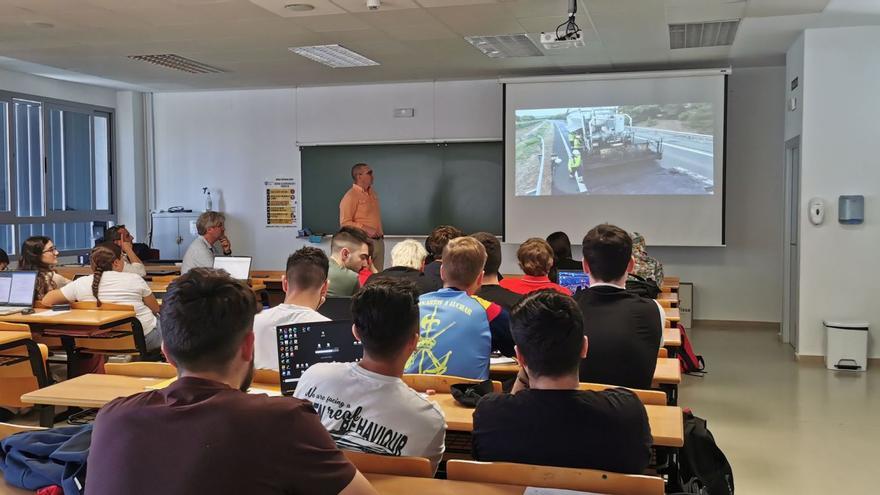 La EPSB trata de ofrecer una formación de excelencia, con una atención muy cercana al estudiante.