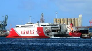 Un marinero fallece dentro de un barco de Armas aplastado por una plancha