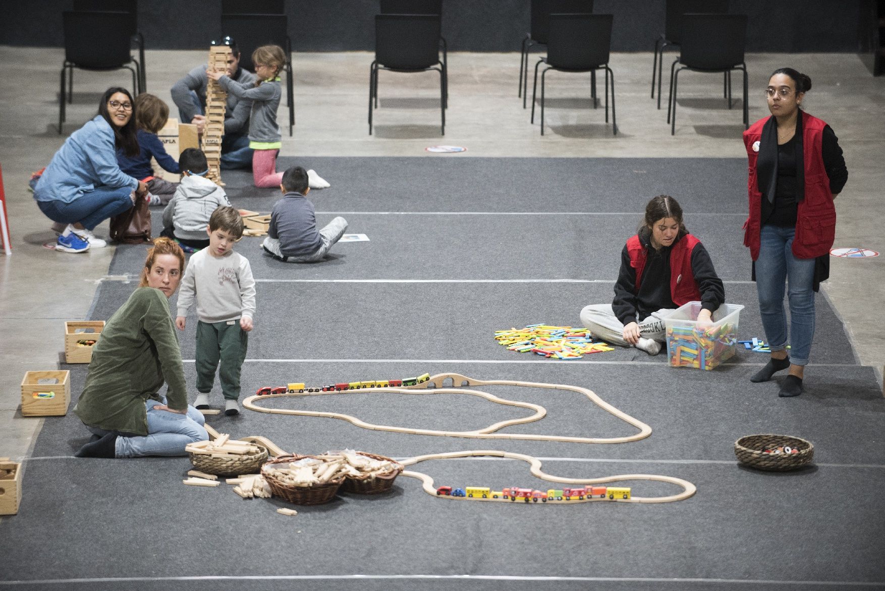 Les imatges del primer dia de l'activitat Kapla al Museu de l'Aigua i el Tèxtil