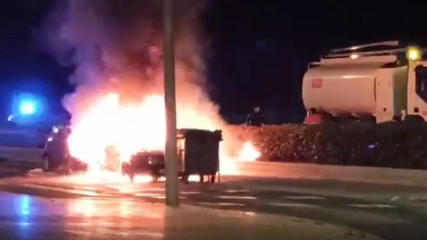 Espectacular incendio de un vehículo en el Grau