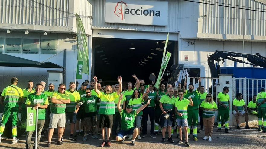 Trabajadores de Parques y Jardines de Palma en huelga protestan frente a Acciona