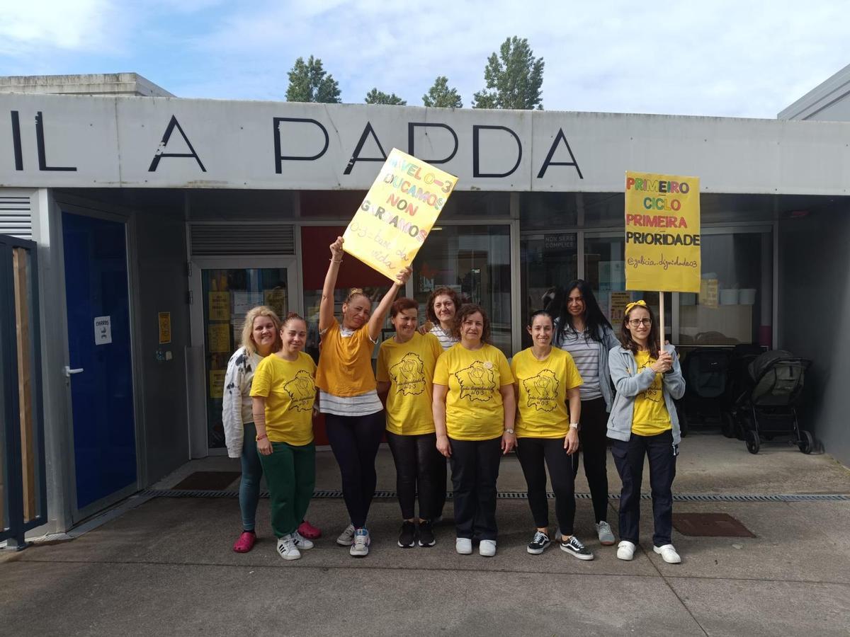 Concentración ante la Galiña Azul de A Parda, ayer «Mércores amarelo».