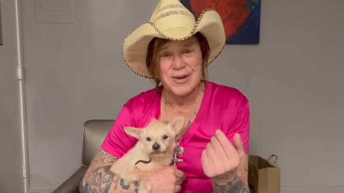 Mickey Rourke, con su perro Lucky, en el vídeo que ha publicado en su cuenta de Instagram