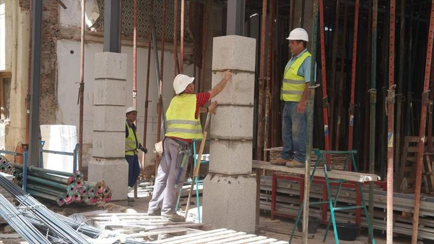 Colocan las columnas en la plaza de España