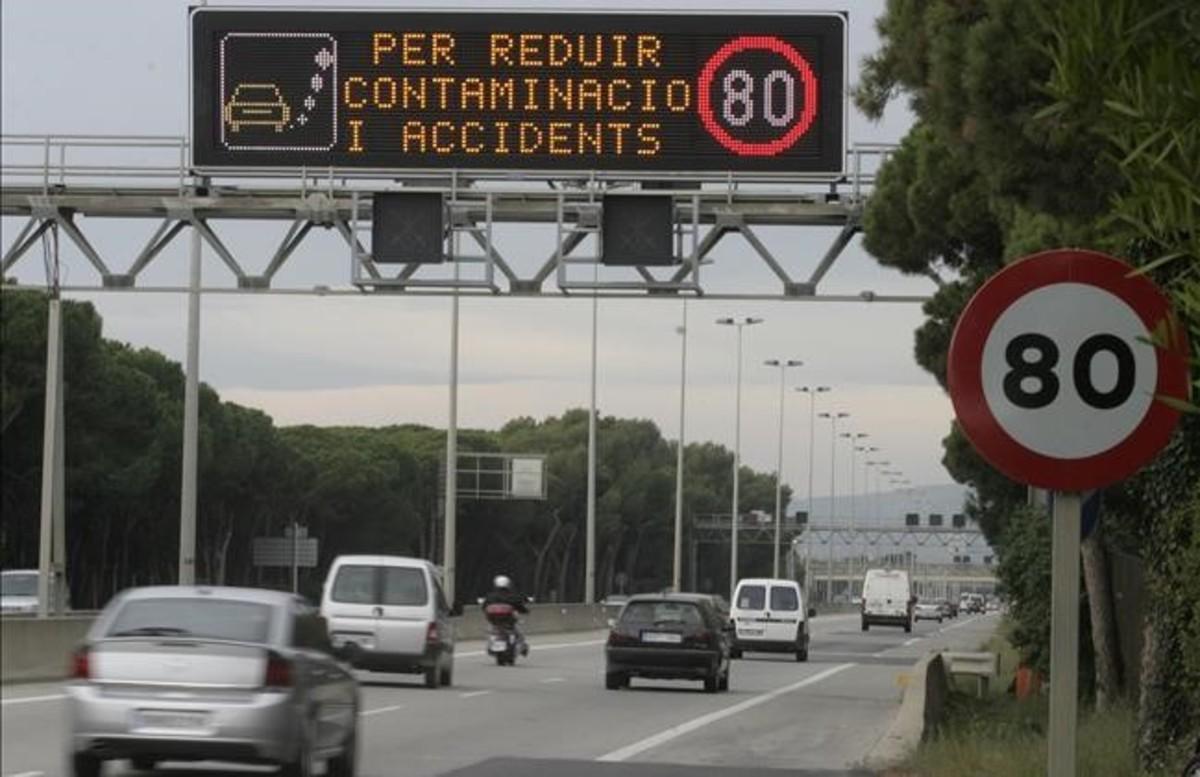 Indicacions i senyals de trànsit a la C-31 direcció Tarragona.