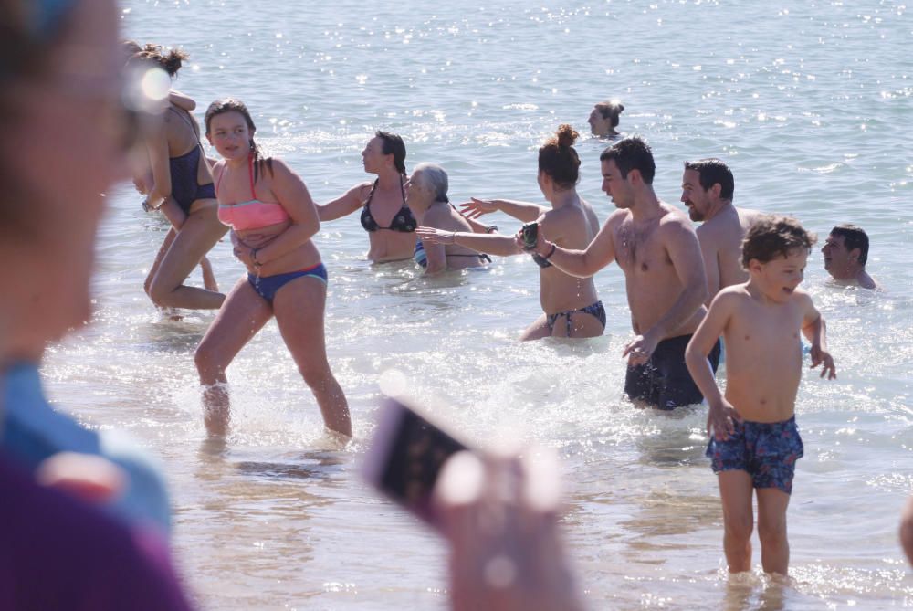 El primer bany de l''any congrega centenars de persones a Palamós