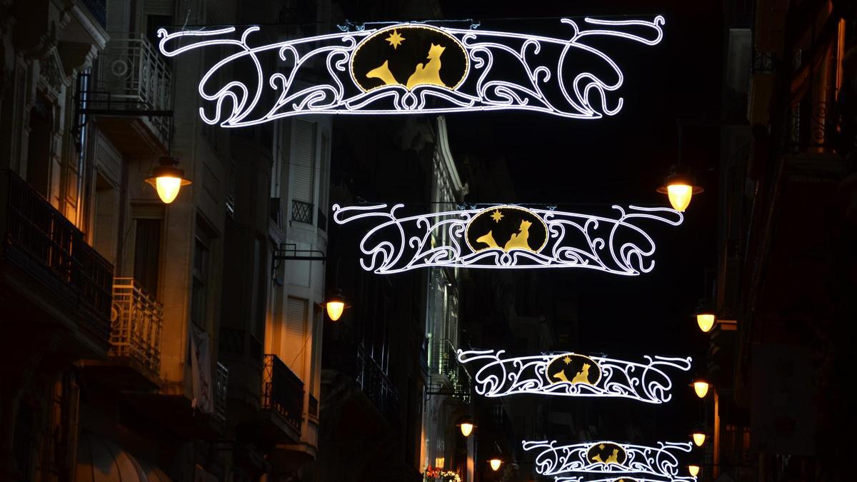 Las luces ornamentales acompañan las calles de Alcoy