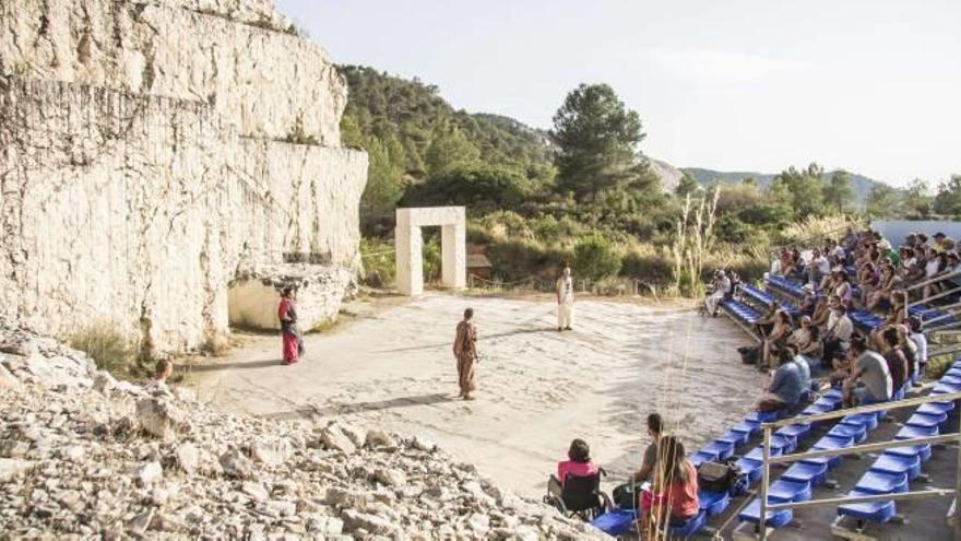 La representación del ciclo de teatro grecolatino de ayer en la cantera restaurada de Pinoso.