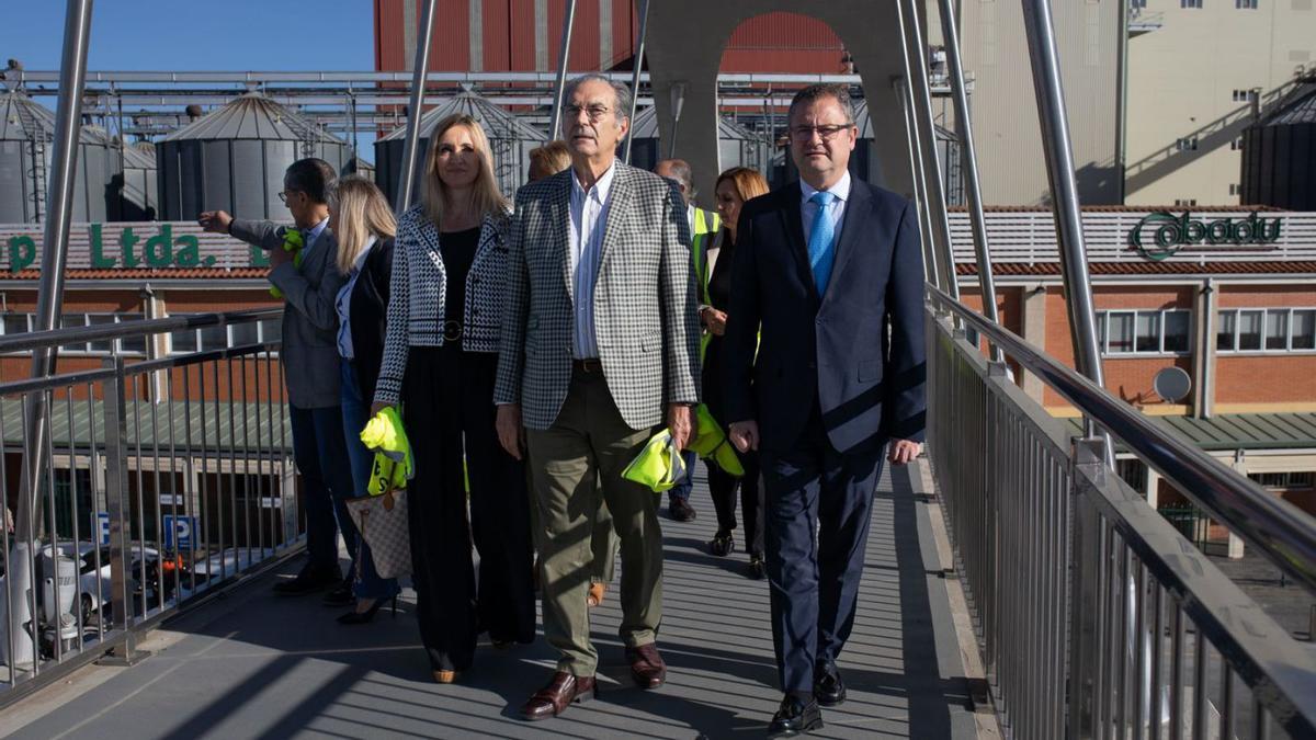 Gerardo Dueñas (derecha) y Rafael Sánchez Olea recorren la pasarela de las instalaciones de Cobadu. | Ana Burrieza