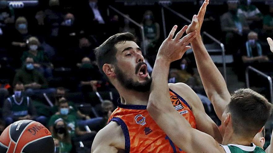 Nikola Kalinic, ante Steve Vasturia. | EFE/EPA/TOMS KALNINS