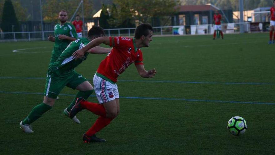 Pablo y Saúl mantuvieron un bonito duelo por la banda del Municipal de A Estrada. // Bernabé/Ana Bazal