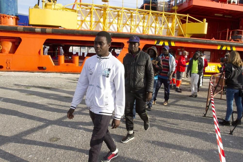 Llegada al puerto de Cartagena de los inmigrantes rescatados en el mar