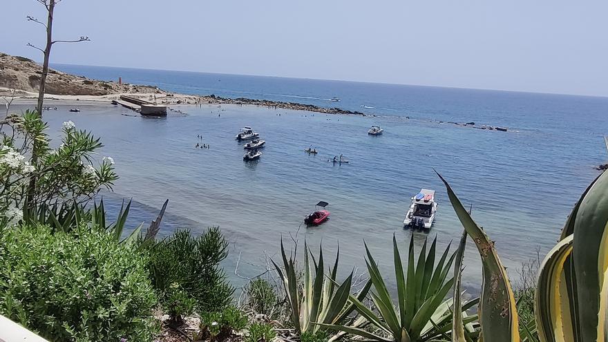 La cala Morro Blanc en El Campello, sin boyas