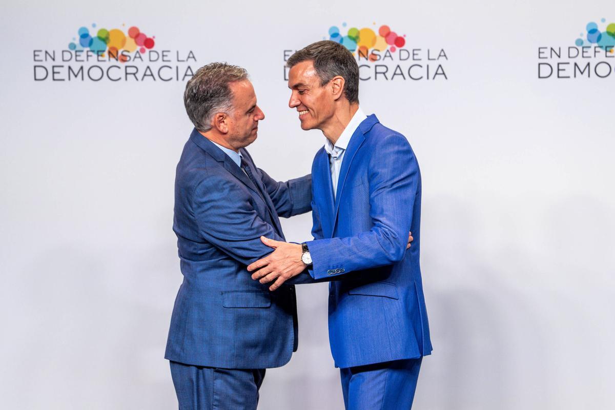 Pedro Sánchez saludando a Yamandú Orsi , Presidente de Uruguay, en la IV Reunión “En Defensa de la Democracia”.