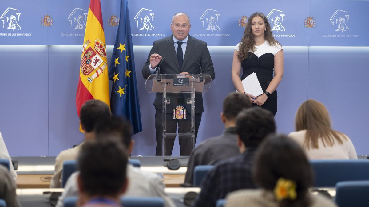 El portavoz del PP en el Congreso, Miguel Tellado, durante una rueda de prensa posterior a la reunión de la Junta de Portavoces, en el Congreso de los Diputados. A su lado, la diputada Ester Muñoz.