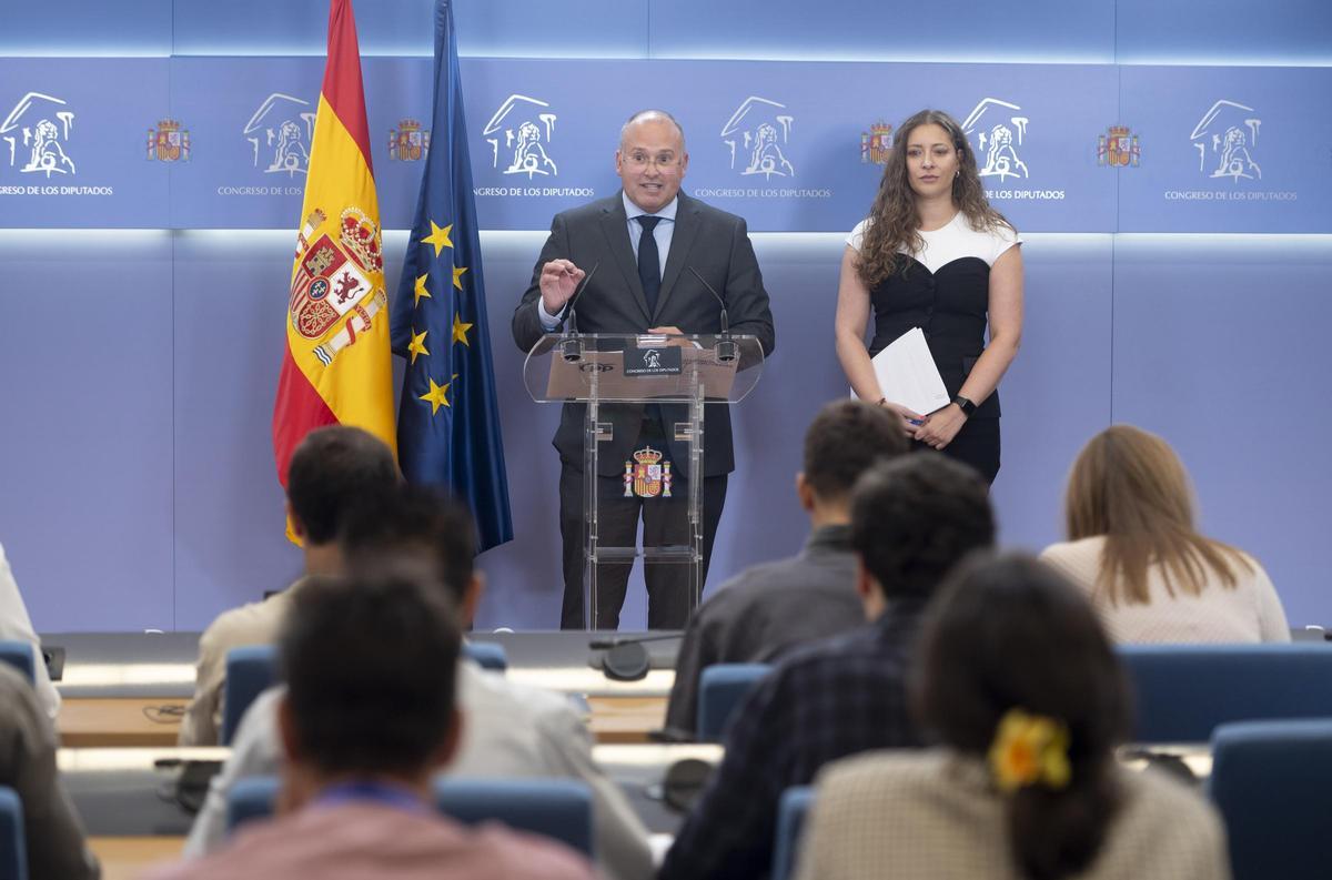 El portavoz del PP en el Congreso, Miguel Tellado, durante una rueda de prensa posterior a la reunión de la Junta de Portavoces, en el Congreso de los Diputados. A su lado, la diputada Ester Muñoz.