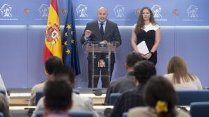 El portavoz del PP en el Congreso, Miguel Tellado, durante una rueda de prensa posterior a la reunión de la Junta de Portavoces, en el Congreso de los Diputados. A su lado, la diputada Ester Muñoz.