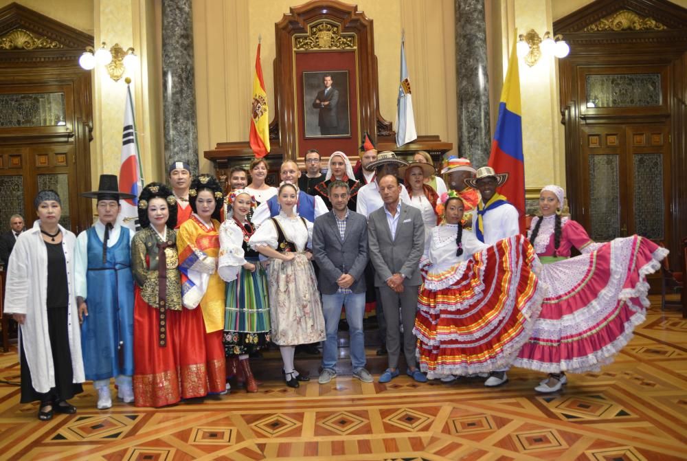 El alcalde recibe en María Pita a representantes de las agrupaciones que participan en el Festival Internacional de Folclore Cidade da Coruña.