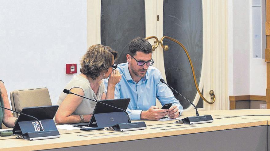 Los portavoces del PP, Marga Durán y Sebastià Sagreras, ayer en el Parlament.  | G. BOSCH