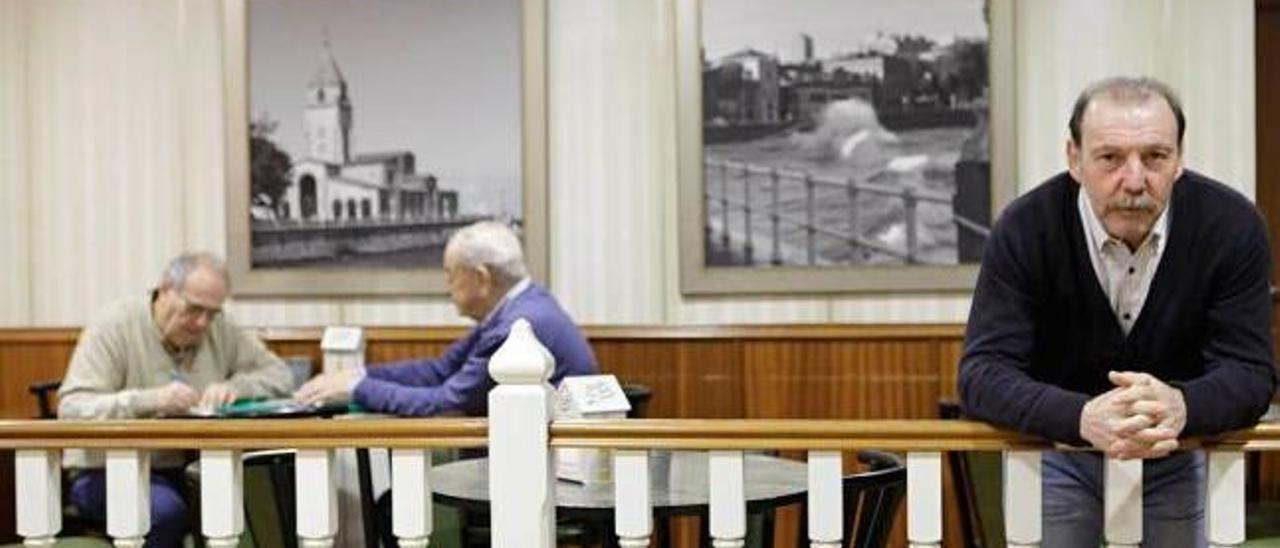 Secundino Suárez, &quot;Cundi&quot;, en su Café de Viesques, donde se sirve comida, bebida y fútbol.