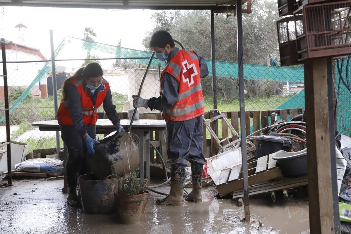 A.J.González Córdoba Inundaciones temporal lluvia borrasca parcelaciones Altea Guadalvalle Trabajos de limpieza con maquinaria pesada Infoca Cruz Roja Calles la tórtola y la perdiz