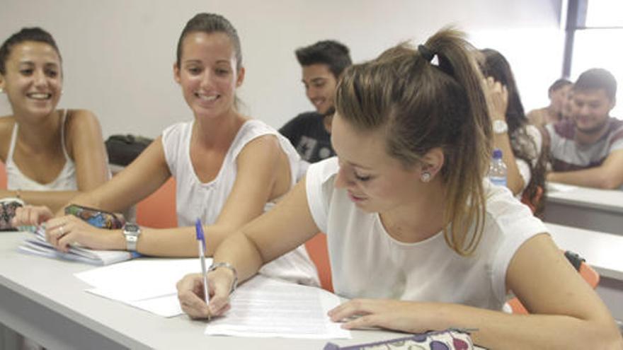 Alumnos durante una clase en la universidad