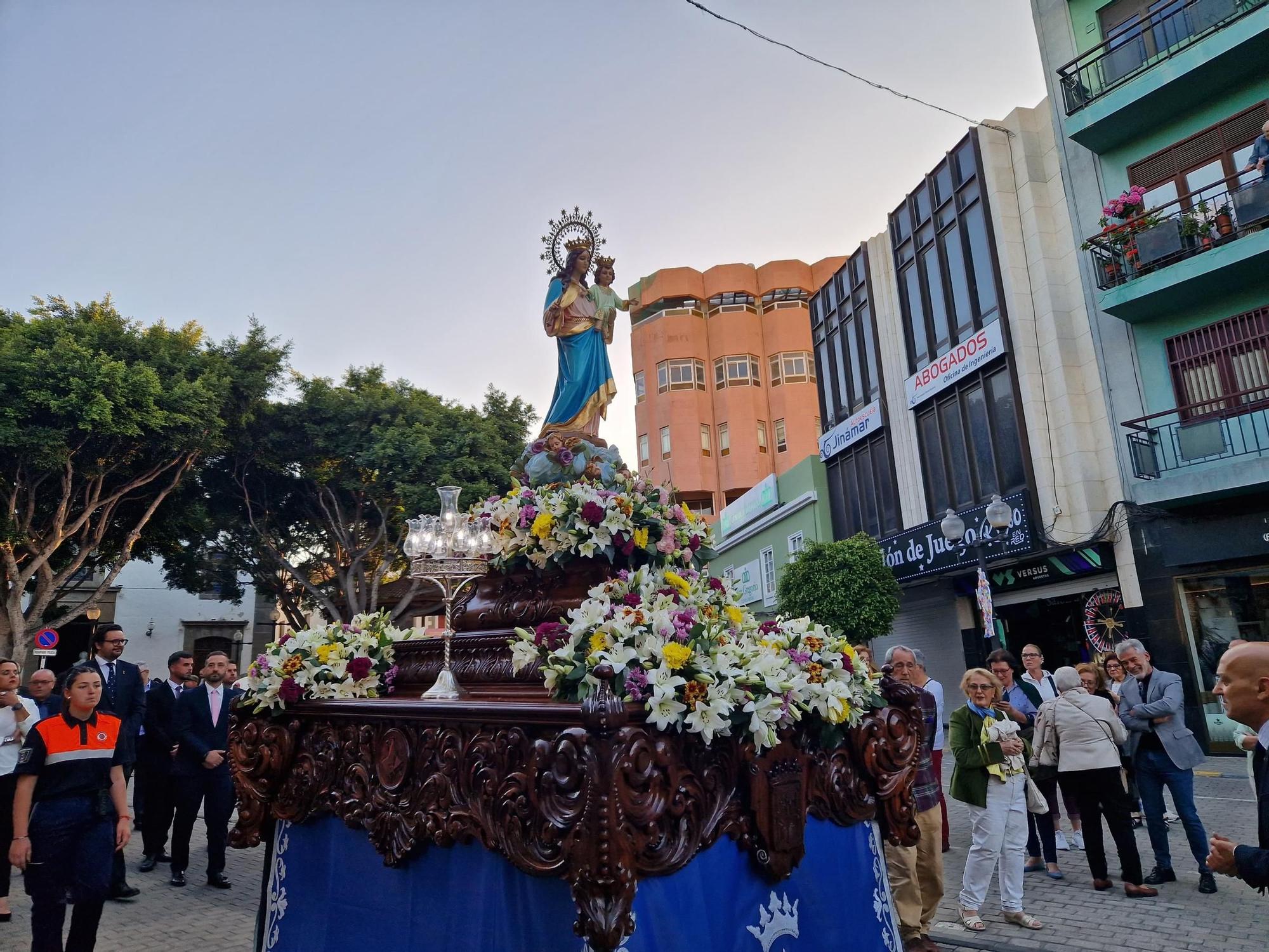 Procesión de la imagen de María Auxiliadora por las calles de San Gregorio, en Telde