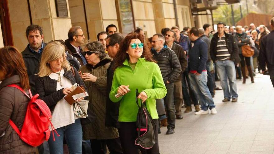 Arriba, la cola, que llega a doblar la esquina del Dindurra, poco después de abrir las taquillas. A la izquierda, Bruno Vilabella, la primera persona que adquirió las entradas.