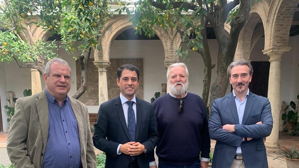 Leopoldo Izquierdo, segundo por la izquierda, junto con representantes de las organizaciones con las que ha firmado convenios.