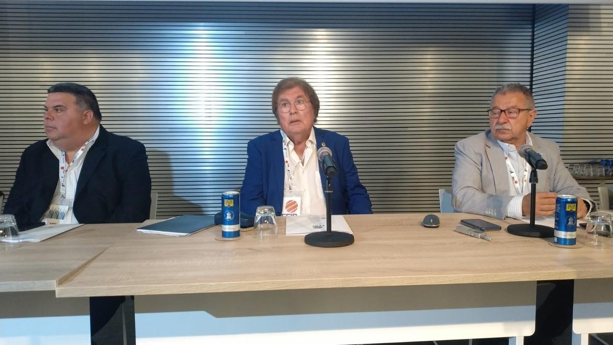 Miquel Bestard, acompañado en la Asamblea por Pep Sansó, vicepresidente de la FFIB, y el secretario general Manolo Bosch.