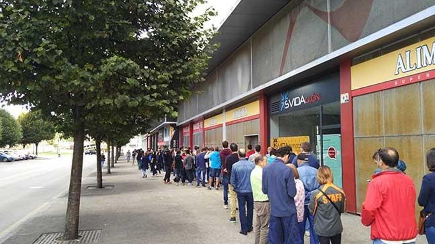 Largas colas para hacerse con entradas para La Coruña