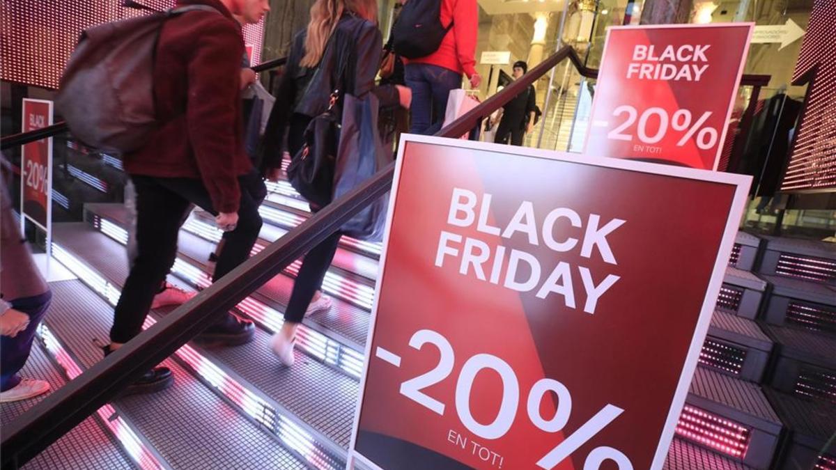 Ofertas de Black Friday en un comercio de Barcelona.