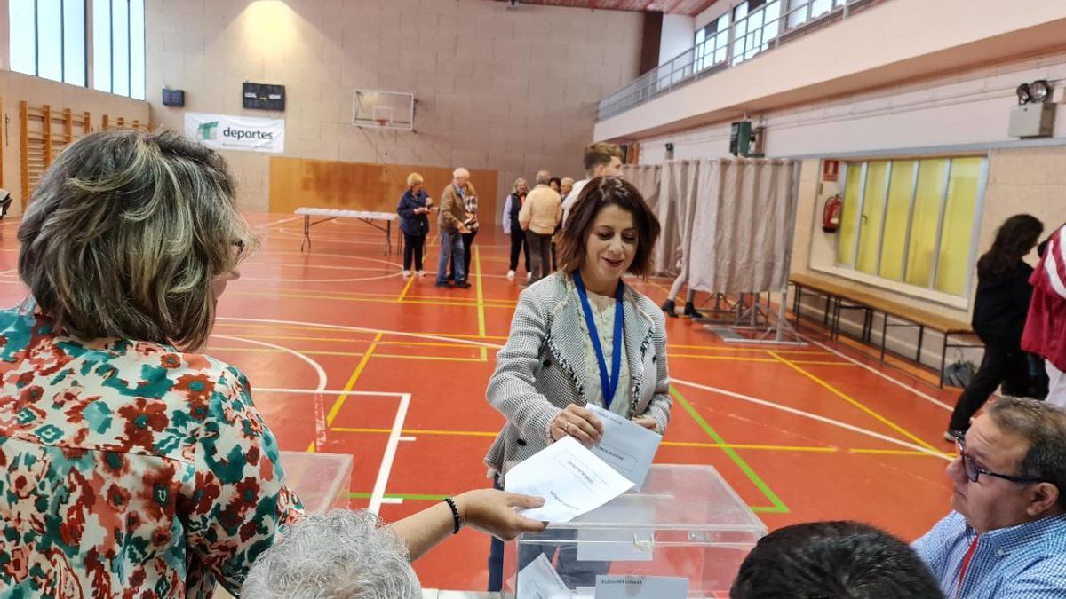 Emma Buj, ejerciendo su derecho a voto este domingo en Teruel.