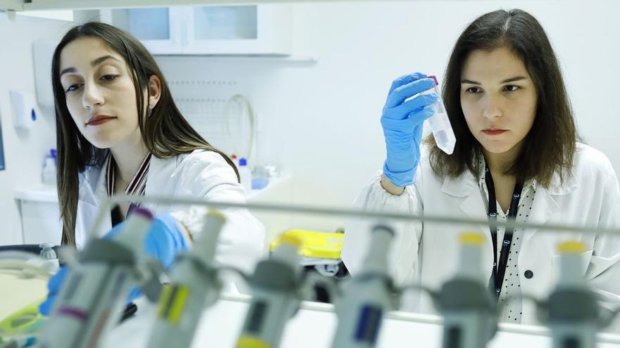 Las mujeres superan a los hombres en rendimiento académico en ciencias y tecnología