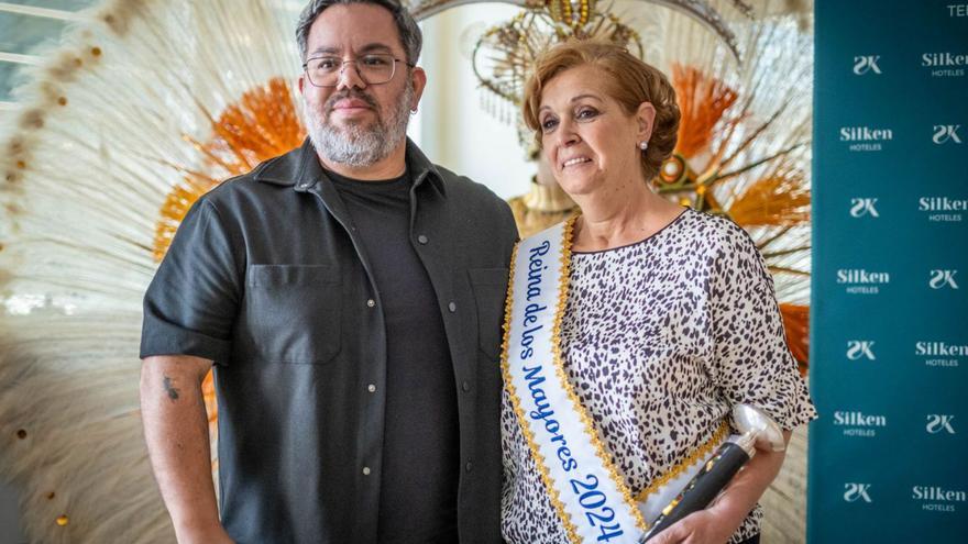El diseñador Dani Mena, junto a su candidata Mari García, ya reina de los mayores.