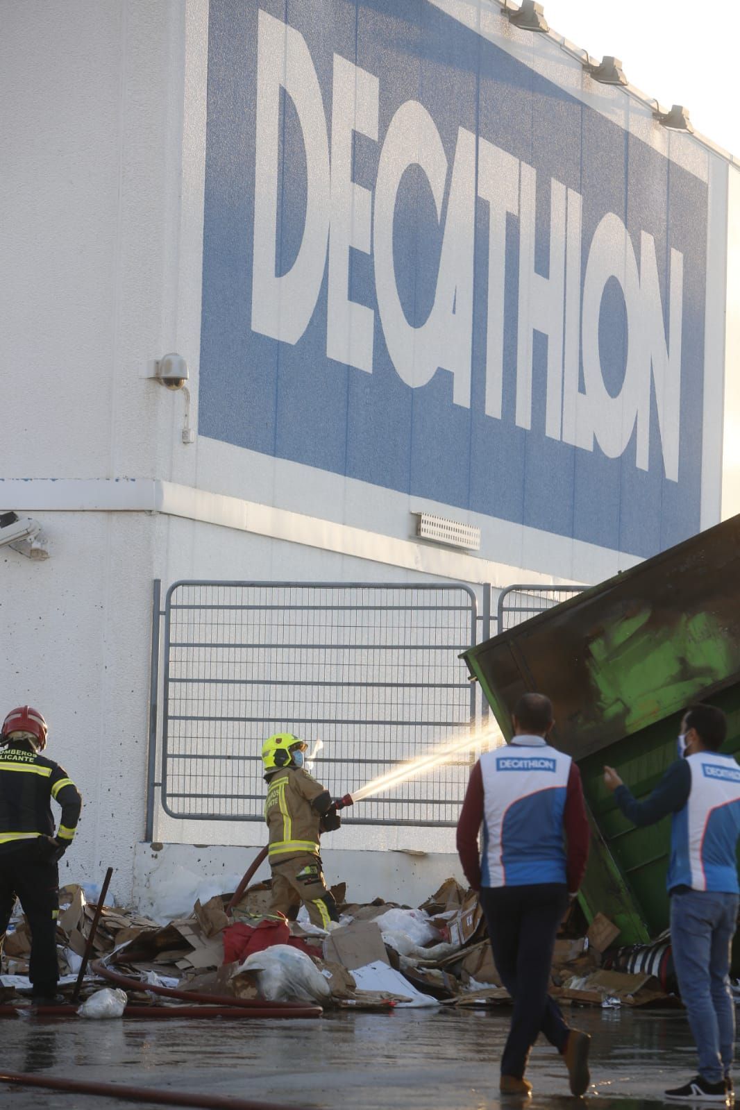 Los bomberos sofocan un incendio en Decathlon Alicante