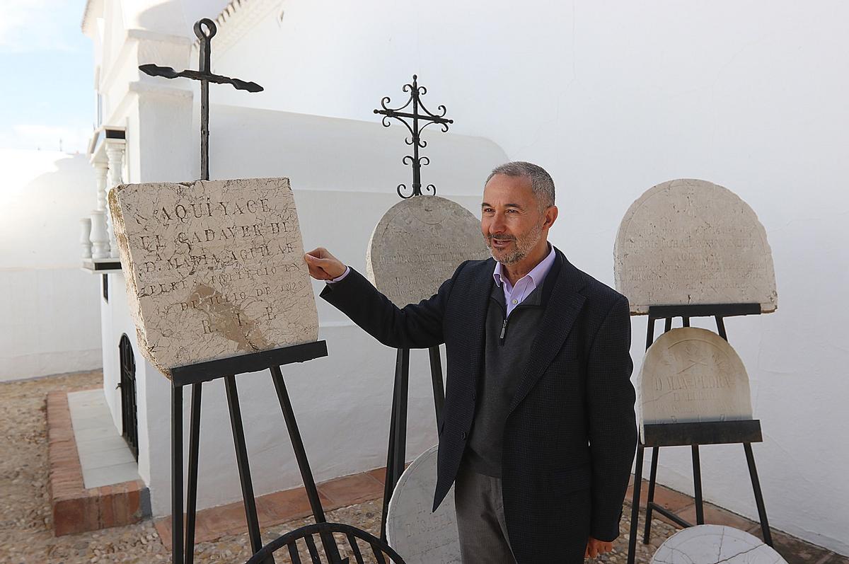 El profesor Rodríguez Marín muestra algunas de las primeras lápidas del Cementerio de Casabermeja.