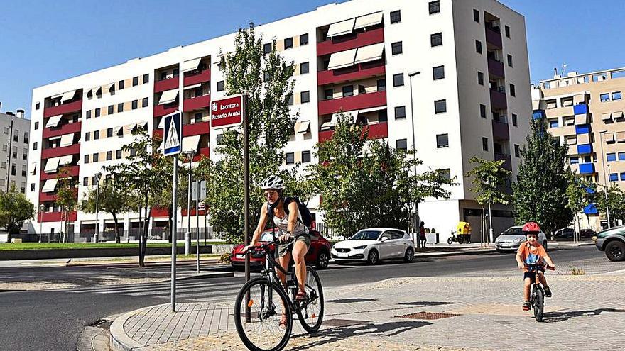 Nuevo Zoco | Una mujer y un niño en bici. 