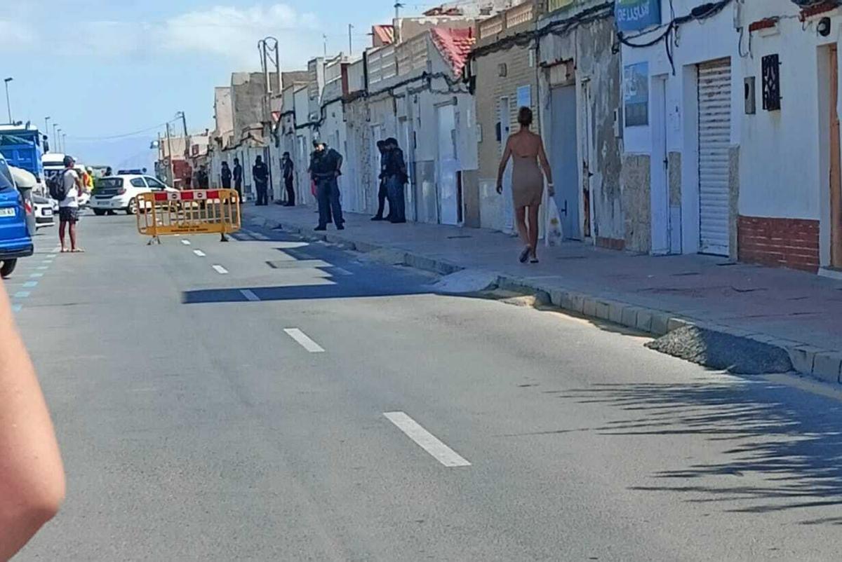 Imagen en la que se puede observar al fondo el corte de la calle y el despliegue de numerosos agentes de la unidad seguridad de la Guardia Civil